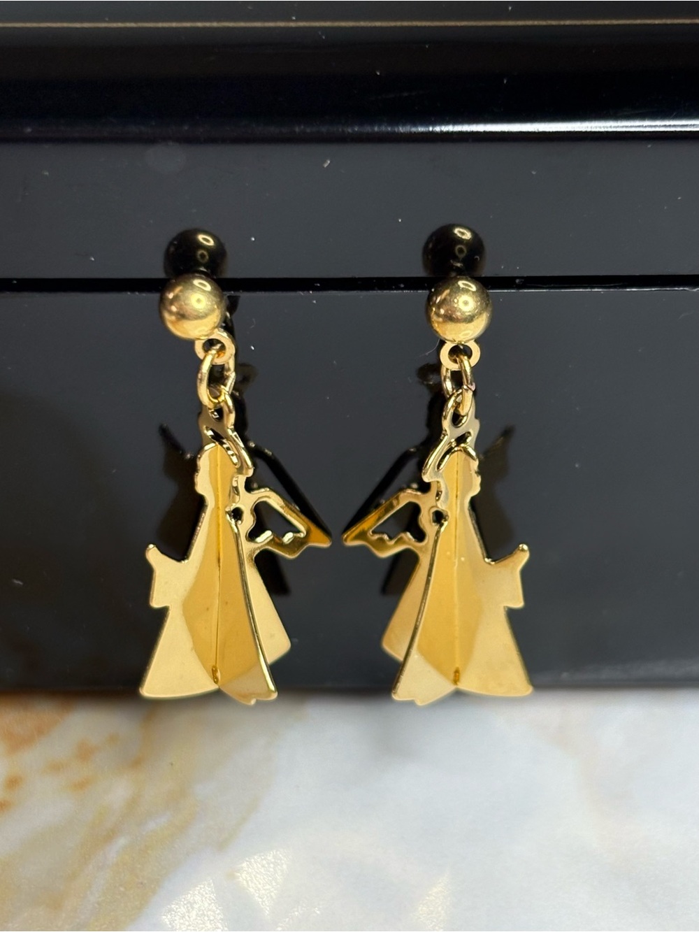 Vintage 2001 Avon Gold 3D Angel Drop Earrings Praying Hands Halo Dangle NIB
